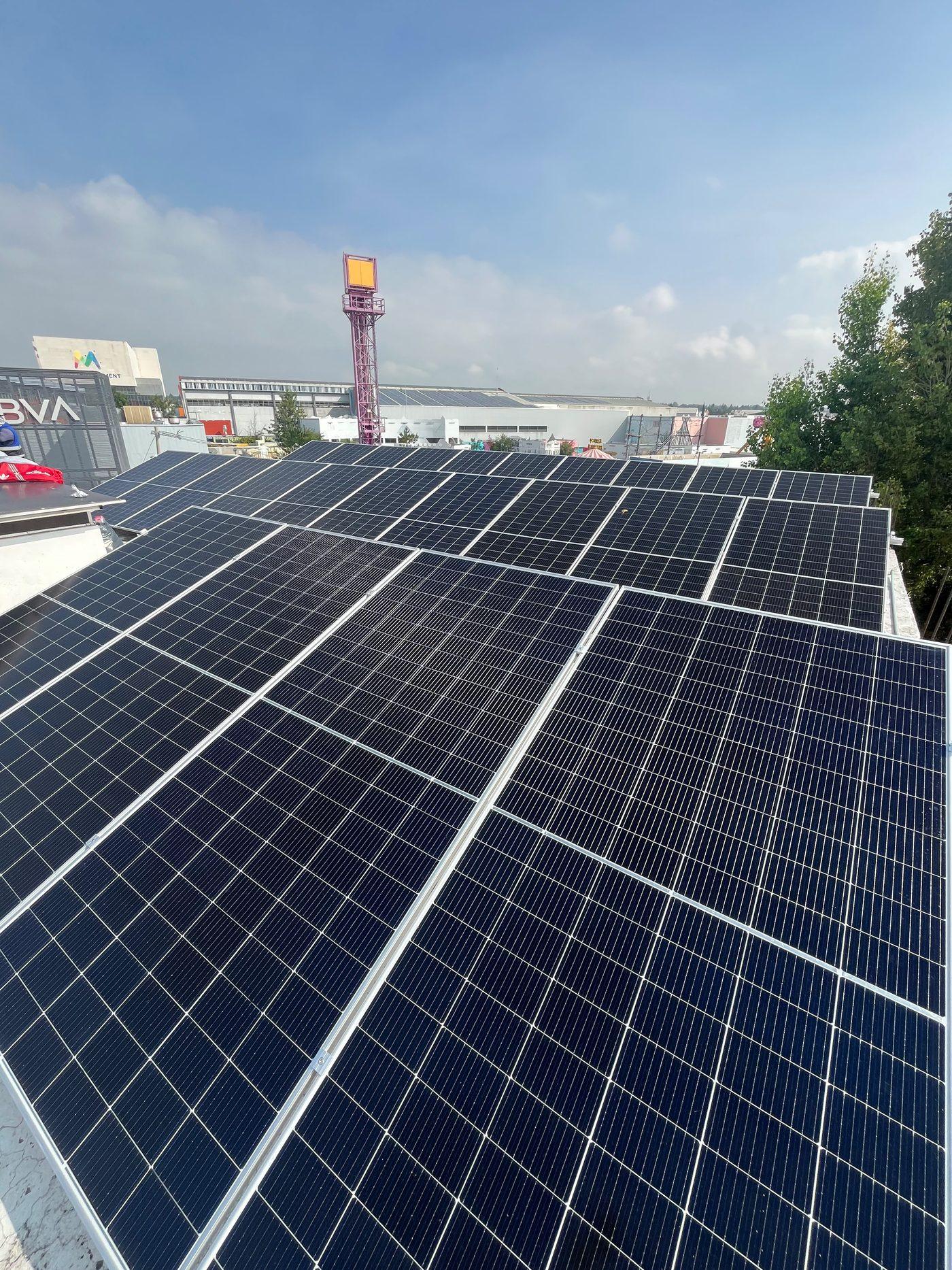 Sistema fotovoltaico en la azotea de un edificio comercial